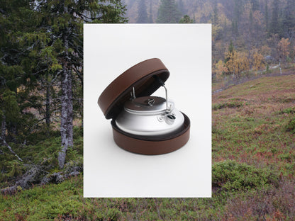 coffee kettle in leather case "Svärtan"